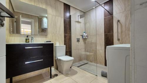 une salle de bain avec toilettes et douche en verre dans l'établissement Appartamento Playa Paraiso, à Adeje