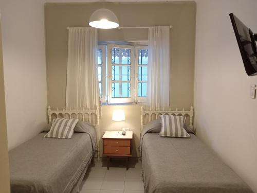um quarto com 2 camas e uma janela em Belen em São Rafael