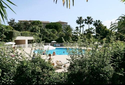 - une piscine dans un complexe avec des personnes dans l'établissement Magnifique appartement, à Antibes
