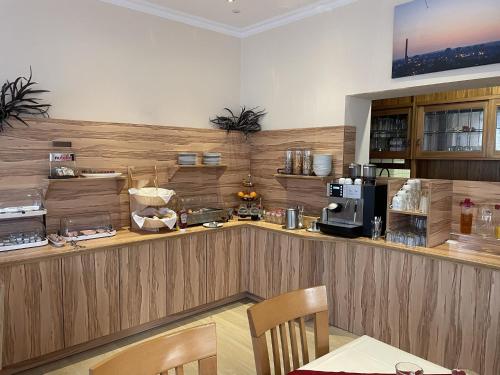 a restaurant with a counter with a coffee shop at Hotel König Humbert in Erlangen