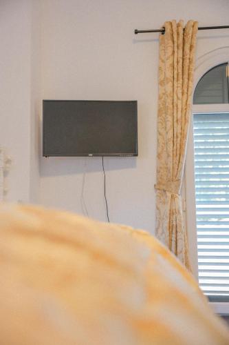 TV a/nebo společenská místnost v ubytování Casa Selimi