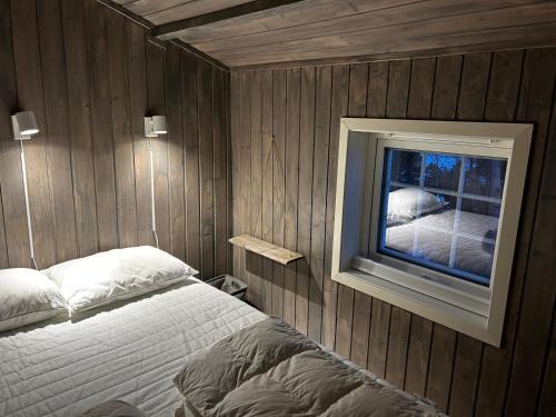 un dormitorio con una cama y una ventana en Casa Blanca, en Å i Åfjord