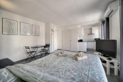 une chambre avec un grand lit avec deux oreillers dessus dans l'établissement Le Eve- 350M mer- 600 Palais-VCA, à Cannes