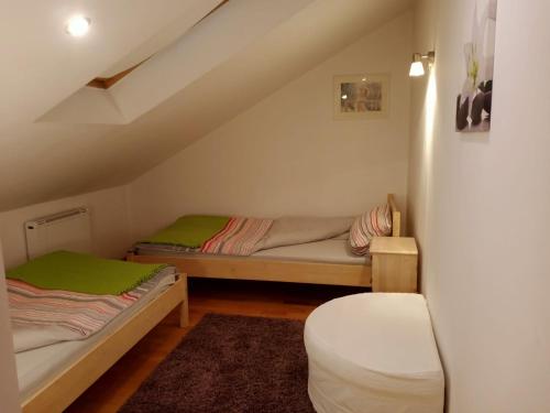 Cette chambre mansardée comprend 2 lits superposés. dans l'établissement ROKOSZ - Noclegi Beskid Niski, à Sękowa