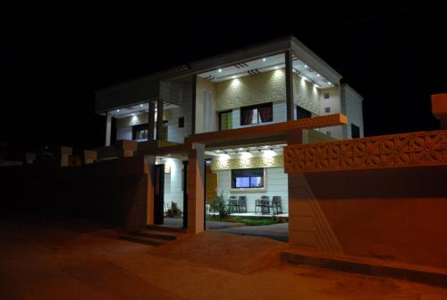 a building at night with the lights on at Moonrise Villa VIP Midelt in Midelt