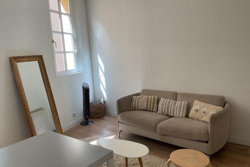 un salon avec un canapé et une table dans l'établissement Nice love nest in the heart of Aix-en-Provence, à Aix-en-Provence