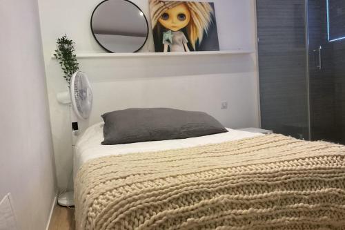 une chambre avec un lit avec un miroir au mur dans l'établissement Nice love nest in the heart of Aix-en-Provence, à Aix-en-Provence