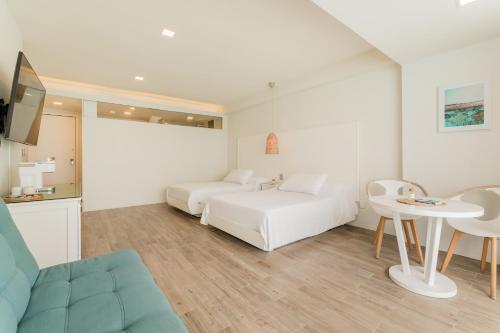 Postel nebo postele na pokoji v ubytování The Ocean Vibes Suites by Casa Paraiso