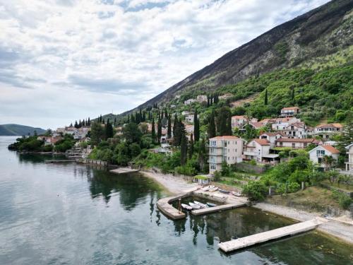 une petite ville au bord d'une rivière dans l'établissement Detached Villa with stunning views in Njivice, Montenegro, à Njivice