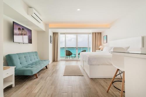 Posezení v ubytování The Ocean Vibes Suites by Casa Paraiso