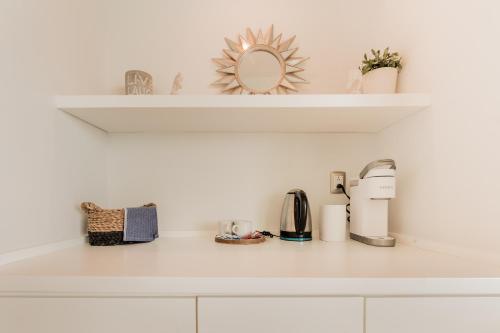 Příslušenství pro přípravu čaje a kávy v ubytování The Ocean Vibes Suites by Casa Paraiso