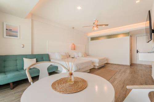Postel nebo postele na pokoji v ubytování The Ocean Vibes Suites by Casa Paraiso