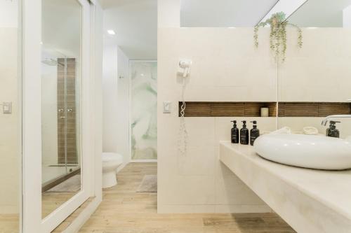 Koupelna v ubytování The Ocean Vibes Suites by Casa Paraiso