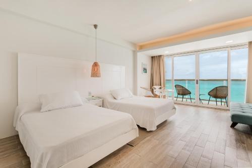 Postel nebo postele na pokoji v ubytování The Ocean Vibes Suites by Casa Paraiso