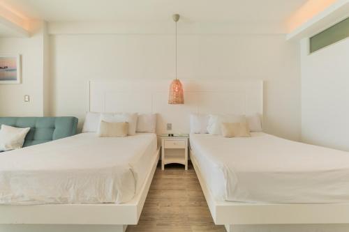 Postel nebo postele na pokoji v ubytování The Ocean Vibes Suites by Casa Paraiso
