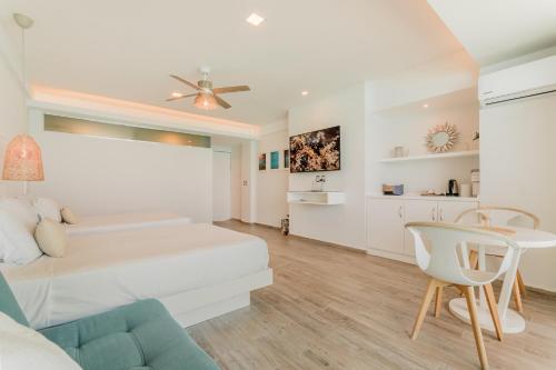 Kuchyň nebo kuchyňský kout v ubytování The Ocean Vibes Suites by Casa Paraiso