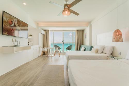 Posezení v ubytování The Ocean Vibes Suites by Casa Paraiso