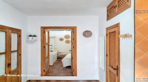 een hal met een deur naar een kamer bij Studio at Barbate 300 m away from the beach with furnished terrace and wifi in Barbate
