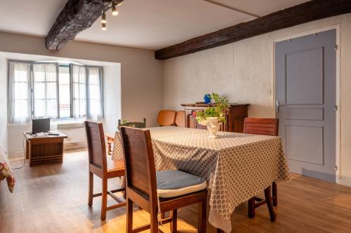 une salle à manger avec une table et des chaises dans l'établissement Sarzeau centre - Le Cormoran, à Sarzeau