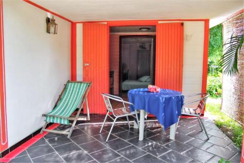 un tavolo e 2 sedie su un patio di Studio with sea view enclosed garden and wifi at Foulpointe a Foulpointe