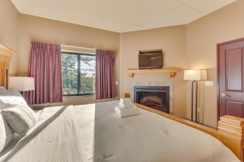 Postel nebo postele na pokoji v ubytování Wisconsin Dells Resort Condo with 2 Fireplaces