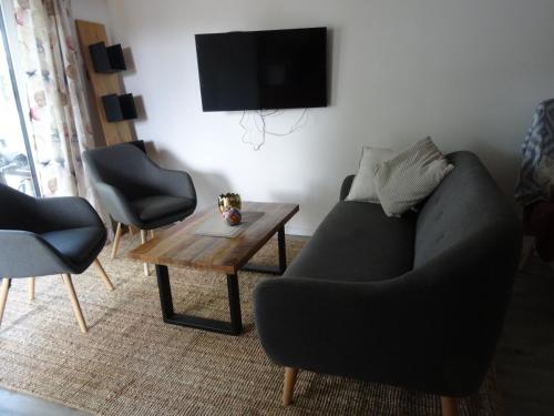 ラインスベルクにあるFerienhaus Seeblickのソファとコーヒーテーブルのあるリビングルーム