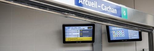 deux panneaux sur le mur d'un aéroport dans l'établissement Appartement île-de-France, à Arcueil