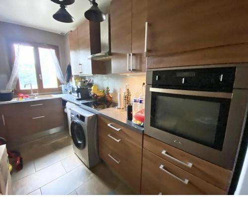 La cuisine est équipée d'un four micro-ondes et d'un lave-vaisselle. dans l'établissement Appartement île-de-France, à Arcueil
