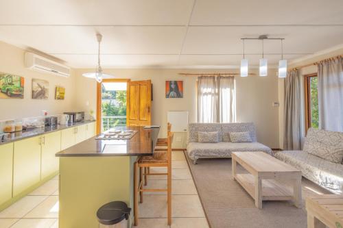 Zimmer mit Küche und Wohnzimmer in der Unterkunft 1 on Ross in Grahamstown