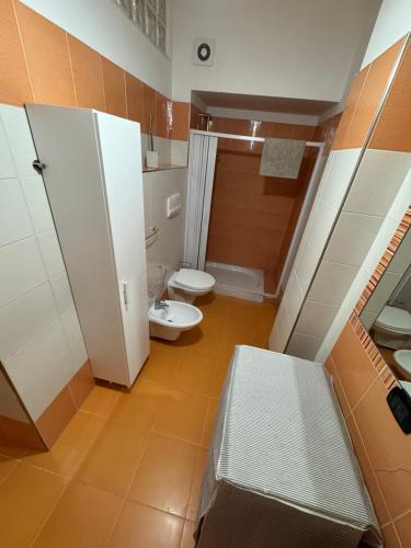 ein kleines Bad mit WC und Waschbecken in der Unterkunft Family house in Volla