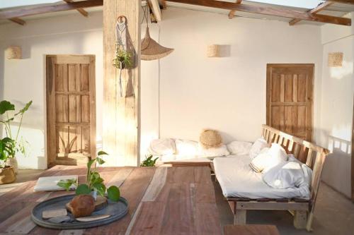 een woonkamer met een bank en een tafel bij Casa Costa Salvaje in El Gigante