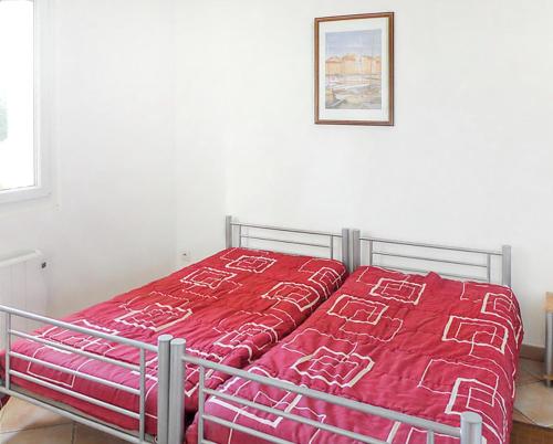 サン・シル・シュル・メールにあるAppartement de 2 chambres a Saint Cyr sur Mer a 250 m de la plage avec jardin clos et wifiのベッドルームに赤い毛布付きのベッド1台