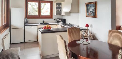 Kuchyň nebo kuchyňský kout v ubytování Maison de 2 chambres avec jardin clos et wifi a Reignier Esery