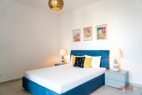 Giường trong phòng chung tại Elegance & Excitement Luxury Downtown Escape