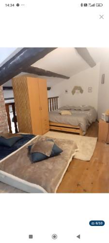 Cette chambre mansardée comprend 2 lits. dans l'établissement Appartement moderne et tout confort, à Sorgues