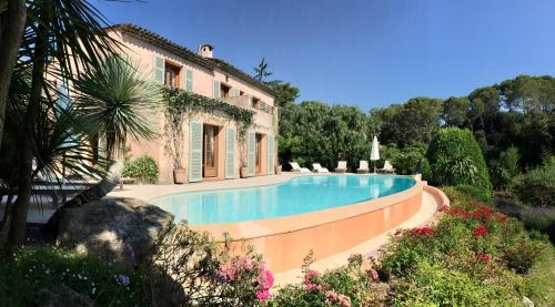 une grande piscine devant une maison dans l'établissement La Pokade, à Vallauris