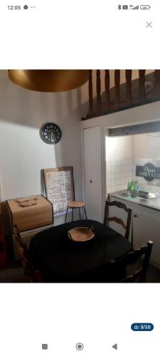 une chambre avec une table et une cuisine avec une table et des chaises dans l'établissement Appartement moderne et tout confort, à Sorgues