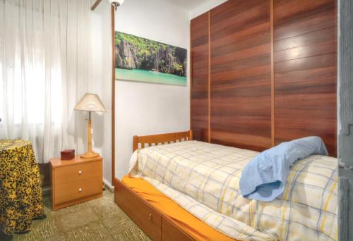 1 dormitorio con 1 cama con cabecero de madera en 3 bedrooms villa with private pool furnished terrace and wifi at Vitigudino, en Vitigudino