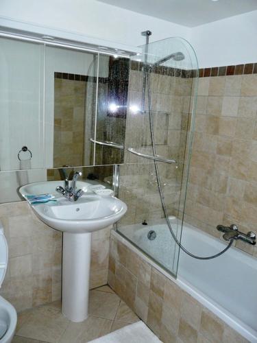 une salle de bain avec un lavabo, des toilettes et une douche dans l'établissement La Pokade, à Vallauris