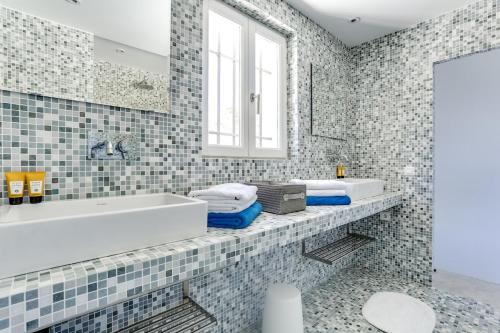 une salle de bain avec deux lavabos et un miroir dans l'établissement Villa Annapurna, à Grimaud