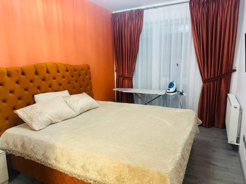 Schlafzimmer mit einem großen Bett und roten Vorhängen in der Unterkunft VeroDeLux in Şelimbăr