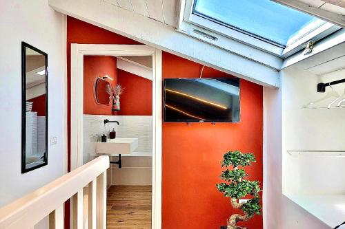 una pared de color naranja en un pasillo con lavabo en Domus Traiano - Luxury Port Apartment en Civitavecchia