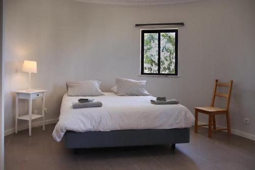 Giường trong phòng chung tại Casas da Praia