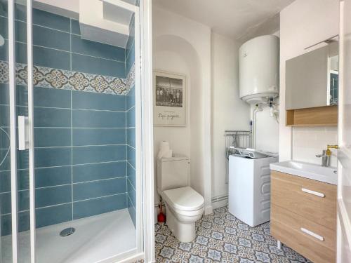 a small bathroom with a toilet and a shower at Le Saint Lazare in Compiègne