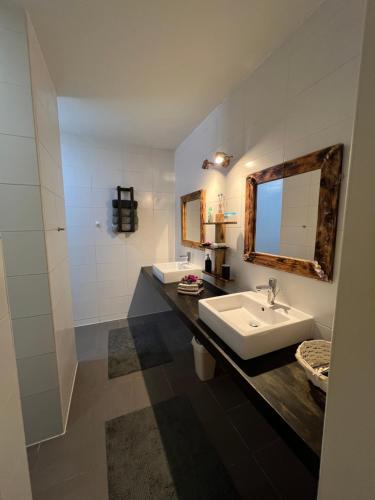 een badkamer met een wastafel en een spiegel bij Luxe zeezicht appartement Bayside, Jan Thiel Boca Gentil in Willemstad