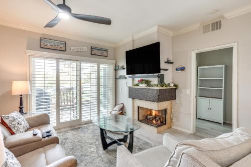 Μια τηλεόραση ή/και κέντρο ψυχαγωγίας στο Huntington Beach Condo with Pool Less Than 1 Mi to Pier!