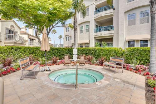 Πισίνα στο ή κοντά στο Huntington Beach Condo with Pool Less Than 1 Mi to Pier!