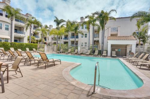 Πισίνα στο ή κοντά στο Huntington Beach Condo with Pool Less Than 1 Mi to Pier!