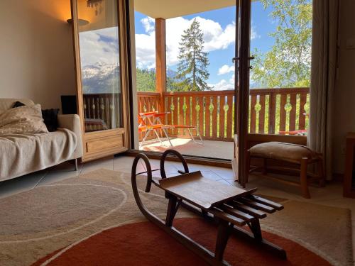 - un salon avec vue sur une terrasse couverte dans l'établissement Spacious apartment with beautiful views max 8 pers, à Oz