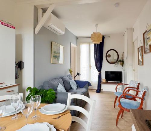 un salon avec un canapé et une table dans l'établissement Le Saint Lazare, à Compiègne